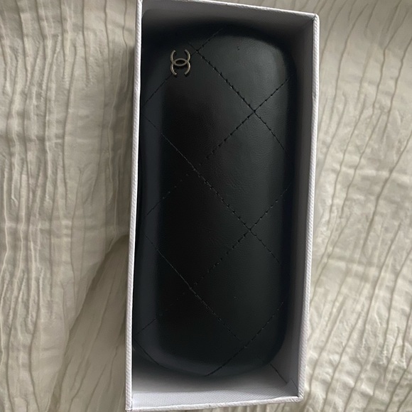 CHANEL WOMEN SUNGLASSES, WHITE AND GOLD - Picture 2 of 3